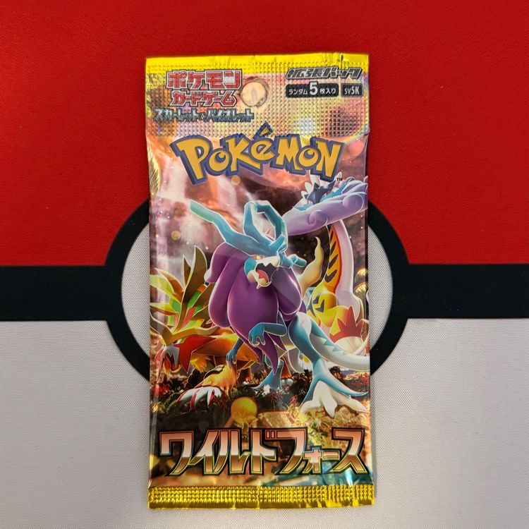 Pokémon Wild Force Scarlet & Violet Booster Pack SV5K, offene Booster-Packung mit Pokémon-Karten, farbenfrohes Design, Sammlerstück