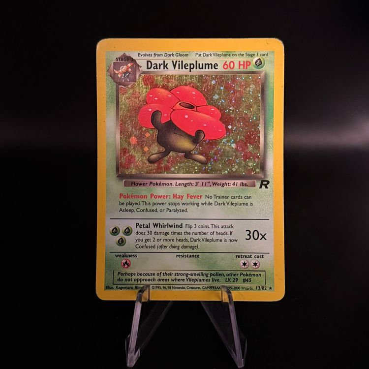 Holo Dark Vileplume Pokémon Einzelkarte aus Team Rocket, detailreiche Illustration auf Karte mit dunklem Hintergrund.