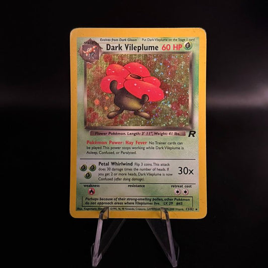 Holo Dark Vileplume Pokémon Einzelkarte aus Team Rocket, detailreiche Illustration auf Karte mit dunklem Hintergrund.