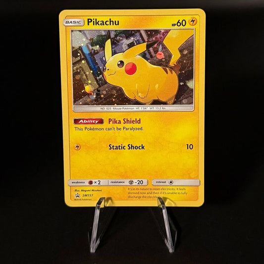 Pokémon Pikachu #SM157 Promo-Karte, detailreiche Illustration, typische Pokémon-Designs, auf weißem Hintergrund.
