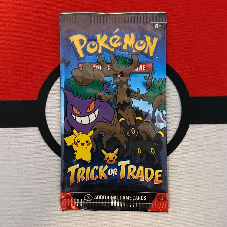 Pokémon Trick or Trade 2024 Booster von Pokémon, offene Karten in der Verpackung, spielbereit und bunt gestaltet.