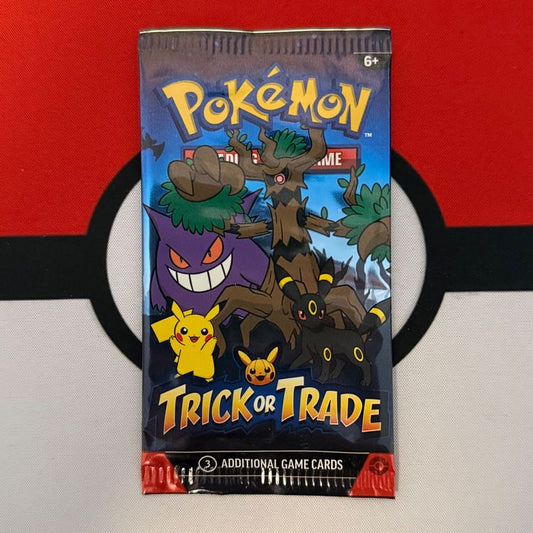 Pokémon Trick or Trade 2024 Booster von Pokémon, offene Karten in der Verpackung, spielbereit und bunt gestaltet.